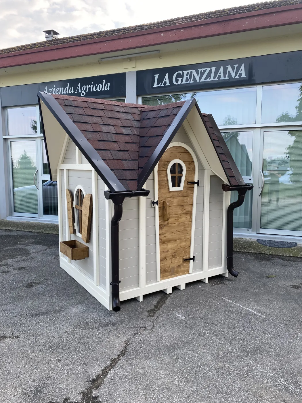 Casetta con tetti multipli esposta davanti all'azienda agricola La Genziana.